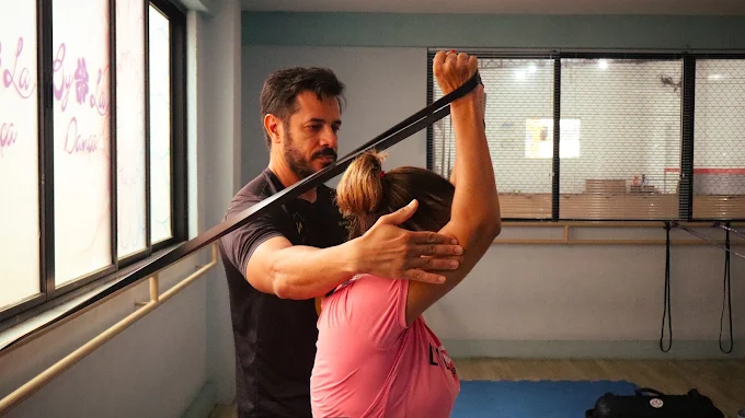 Weider orientando um aluno durante o treino